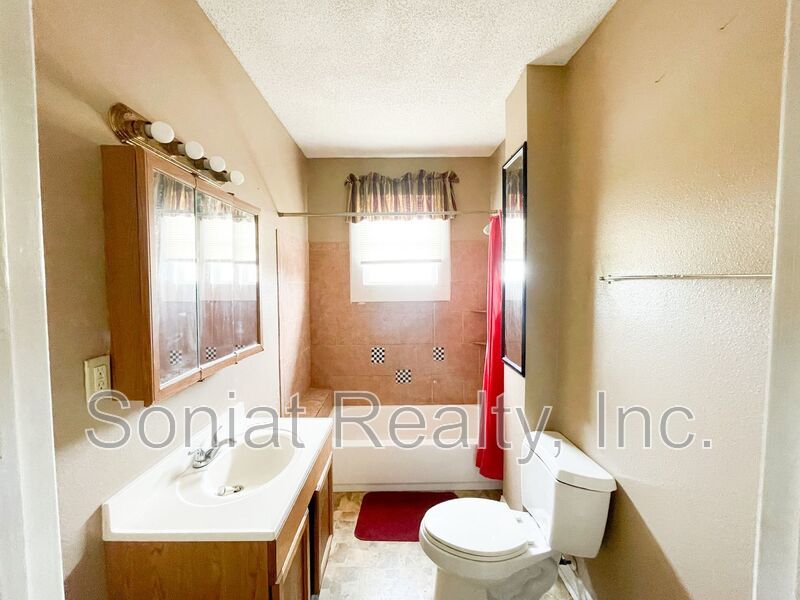 COZY 1 BEDROOM APARTMENT W/LARGE FENCE YARD! property image