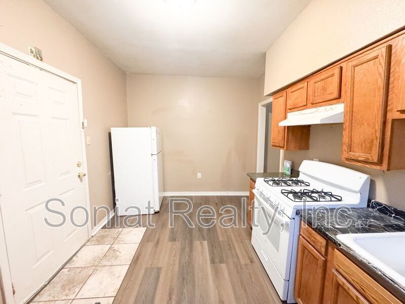 COZY 1 BEDROOM APARTMENT W/LARGE FENCE YARD! property image
