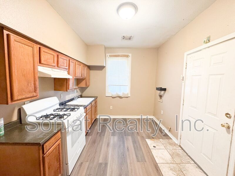 COZY 1 BEDROOM APARTMENT W/LARGE FENCE YARD! property image