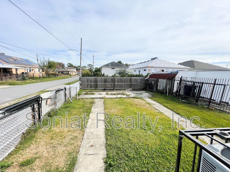 COZY 1 BEDROOM APARTMENT W/LARGE FENCE YARD! property image