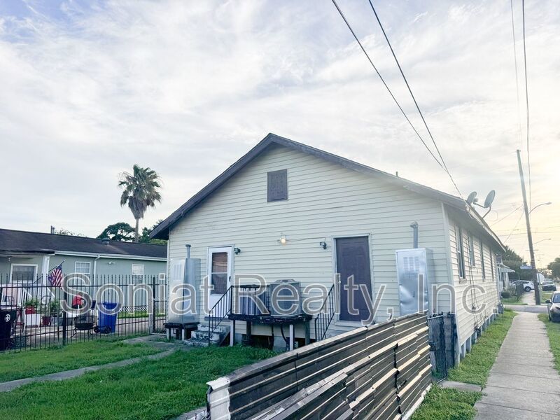 COZY 1 BEDROOM APARTMENT W/LARGE FENCE YARD! property image