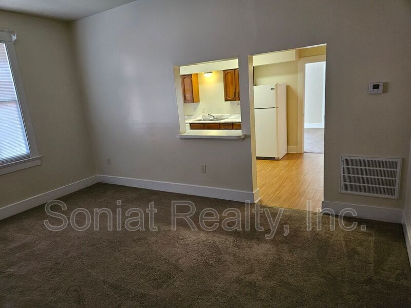 Spacious 1 bedroom 2nd floor apartment with high ceilings and lots of natural light. property image