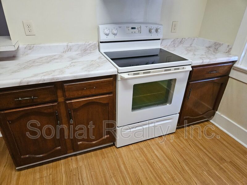Spacious 1 bedroom 2nd floor apartment with high ceilings and lots of natural light. property image