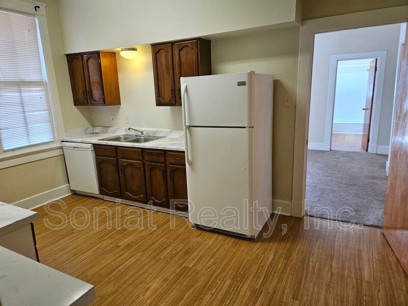 Spacious 1 bedroom 2nd floor apartment with high ceilings and lots of natural light. property image