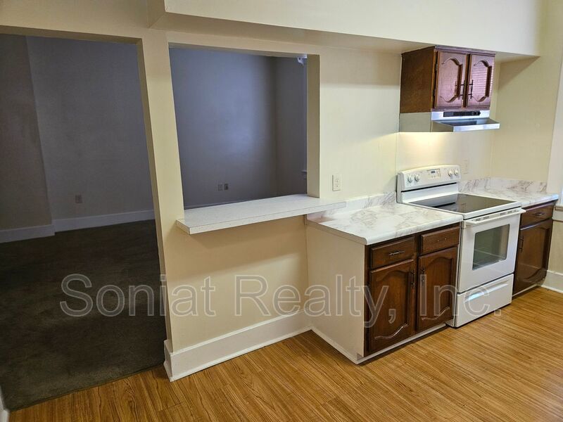 Spacious 1 bedroom 2nd floor apartment with high ceilings and lots of natural light. property image