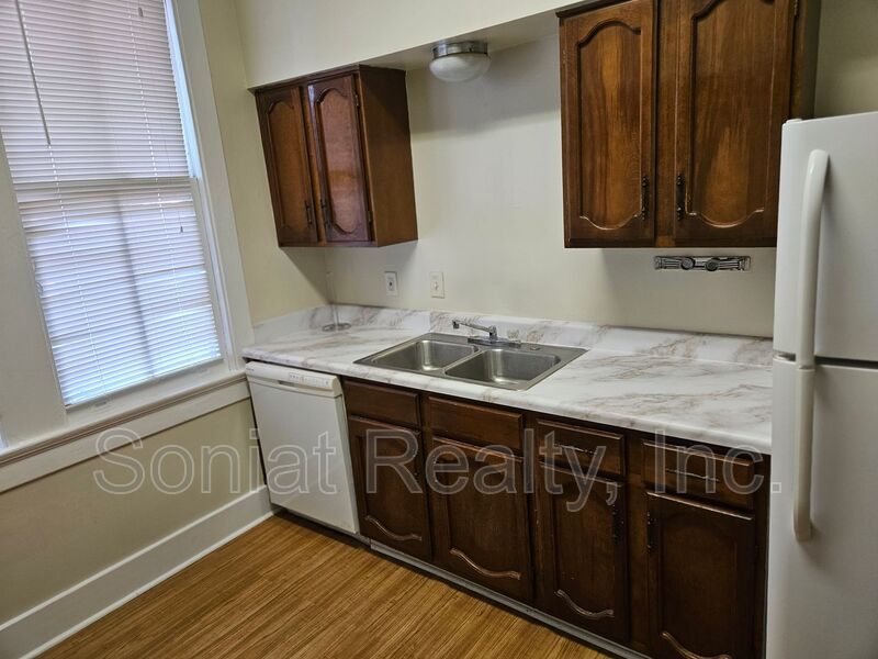 Spacious 1 bedroom 2nd floor apartment with high ceilings and lots of natural light. property image