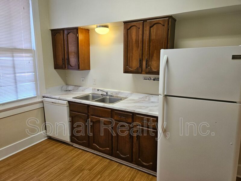 Spacious 1 bedroom 2nd floor apartment with high ceilings and lots of natural light. property image