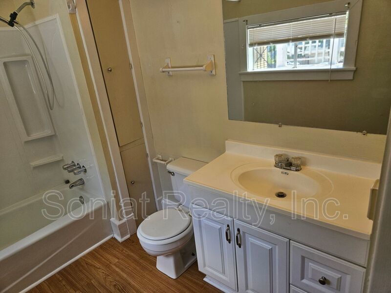 Spacious 1 bedroom 2nd floor apartment with high ceilings and lots of natural light. property image