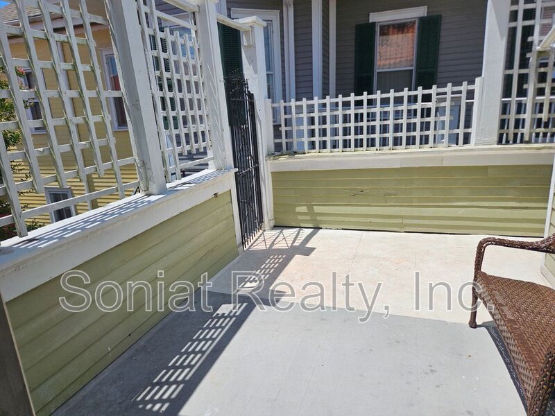 Spacious 1 bedroom 2nd floor apartment with high ceilings and lots of natural light. property image