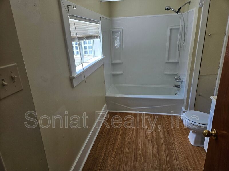 Spacious 1 bedroom 2nd floor apartment with high ceilings and lots of natural light. property image