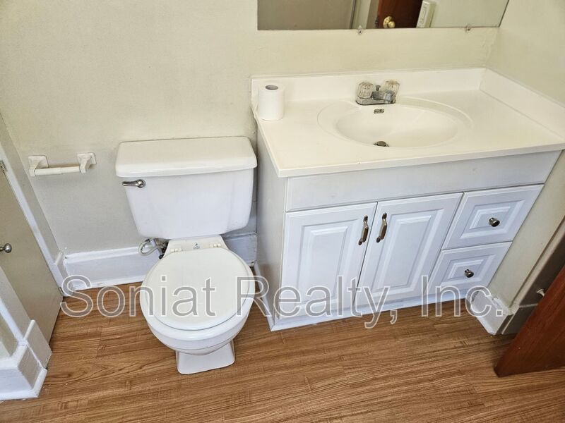 Spacious 1 bedroom 2nd floor apartment with high ceilings and lots of natural light. property image