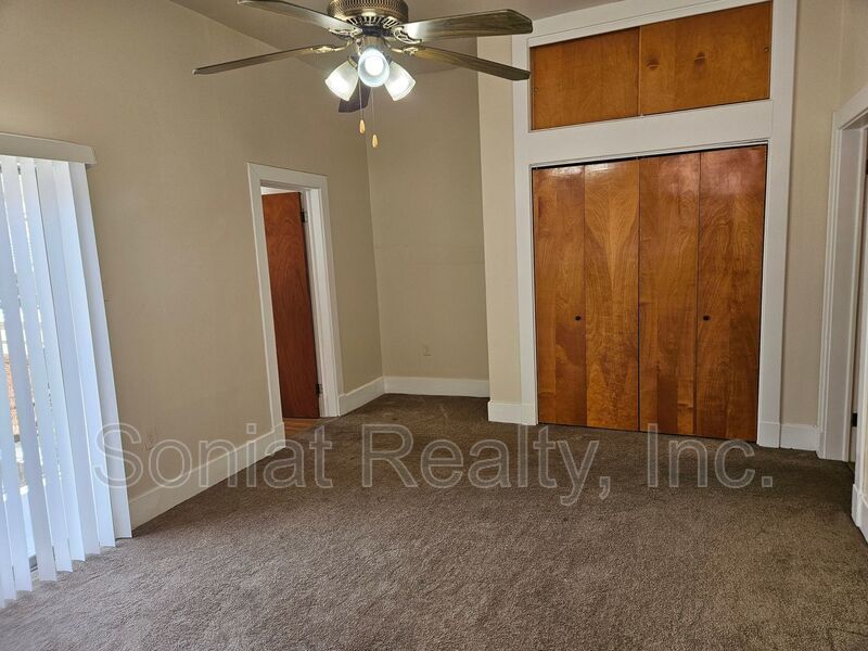 Spacious 1 bedroom 2nd floor apartment with high ceilings and lots of natural light. property image