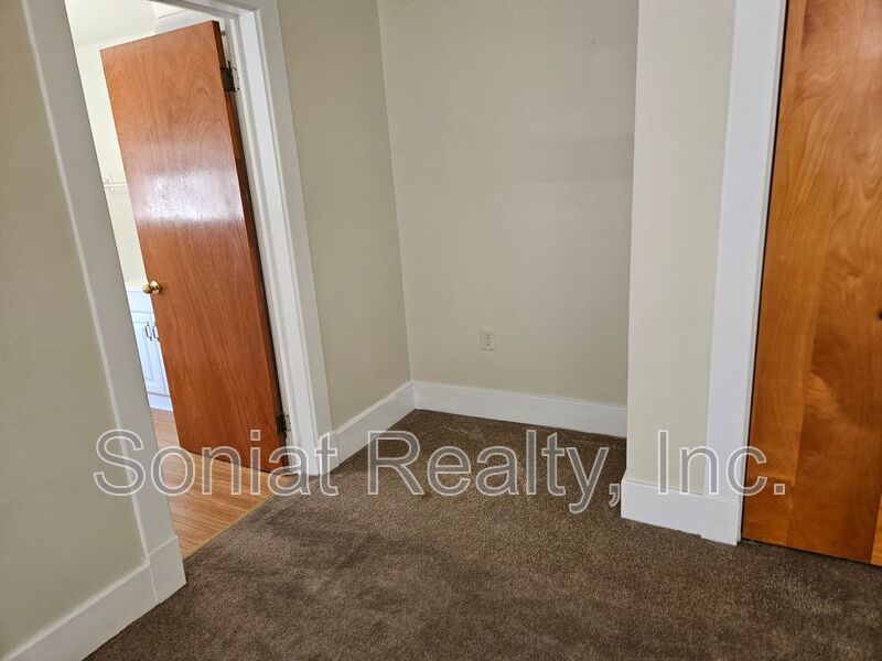 Spacious 1 bedroom 2nd floor apartment with high ceilings and lots of natural light. property image