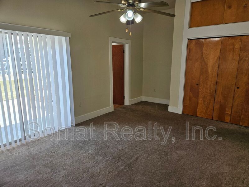 Spacious 1 bedroom 2nd floor apartment with high ceilings and lots of natural light. property image