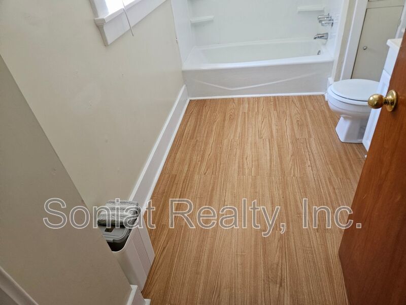 Spacious 1 bedroom 2nd floor apartment with high ceilings and lots of natural light. property image