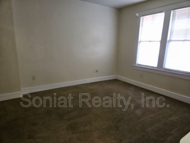 Spacious 1 bedroom 2nd floor apartment with high ceilings and lots of natural light. property image