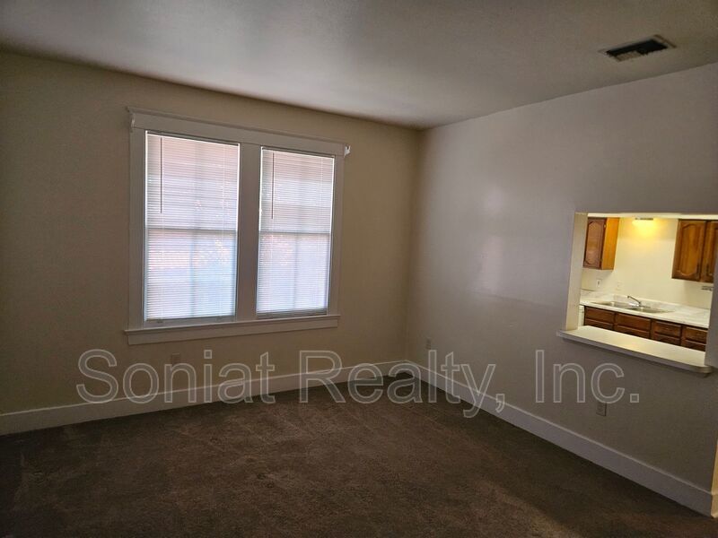 Spacious 1 bedroom 2nd floor apartment with high ceilings and lots of natural light. property image