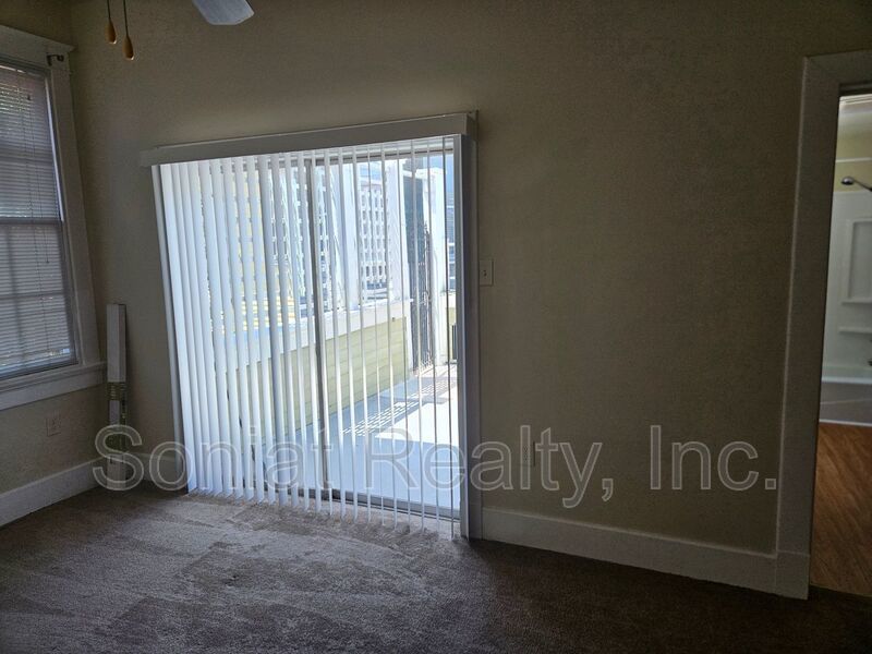 Spacious 1 bedroom 2nd floor apartment with high ceilings and lots of natural light. property image