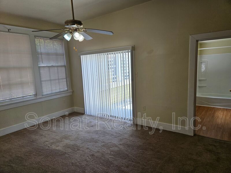 Spacious 1 bedroom 2nd floor apartment with high ceilings and lots of natural light. property image