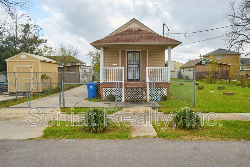 Beautiful 2 Bed / 1 Bath Single Family property image