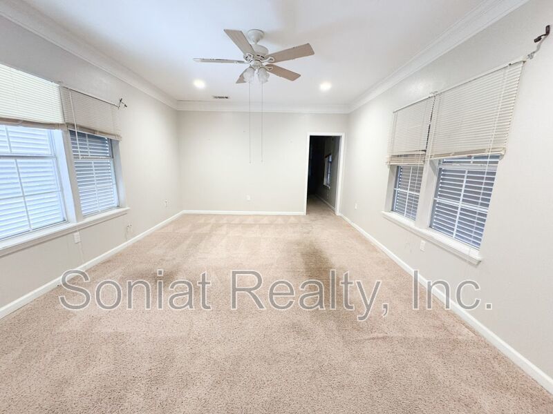 Beautiful 2 Bed / 1 Bath Single Family property image