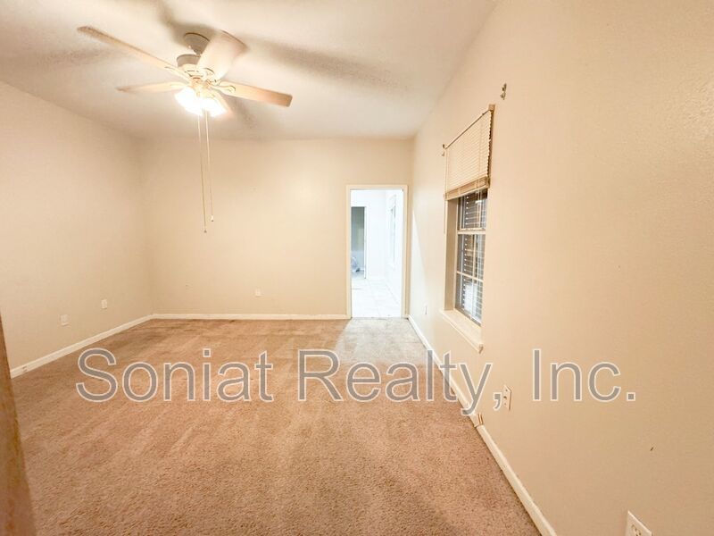 Beautiful 2 Bed / 1 Bath Single Family property image