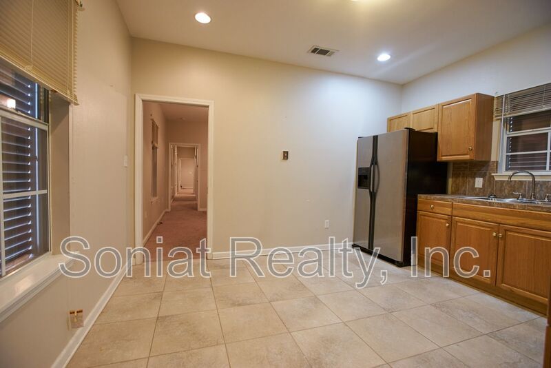 Beautiful 2 Bed / 1 Bath Single Family property image