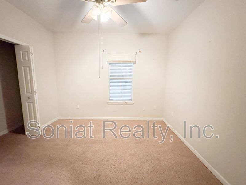 Beautiful 2 Bed / 1 Bath Single Family property image