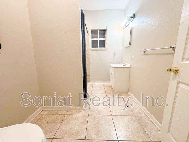 Beautiful 2 Bed / 1 Bath Single Family property image