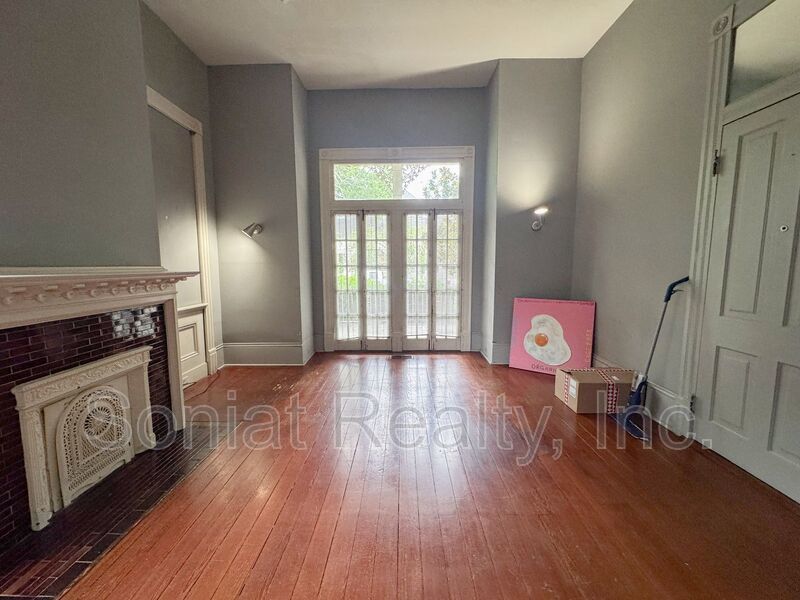 High Ceilings & Spacious- 1 Bedroom 1 Bath in Garden District property image