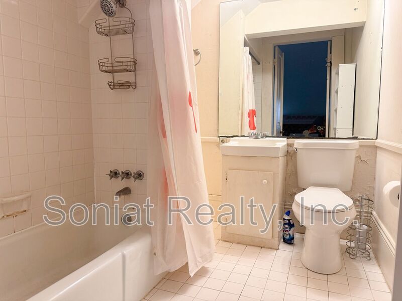 High Ceilings & Spacious- 1 Bedroom 1 Bath in Garden District property image