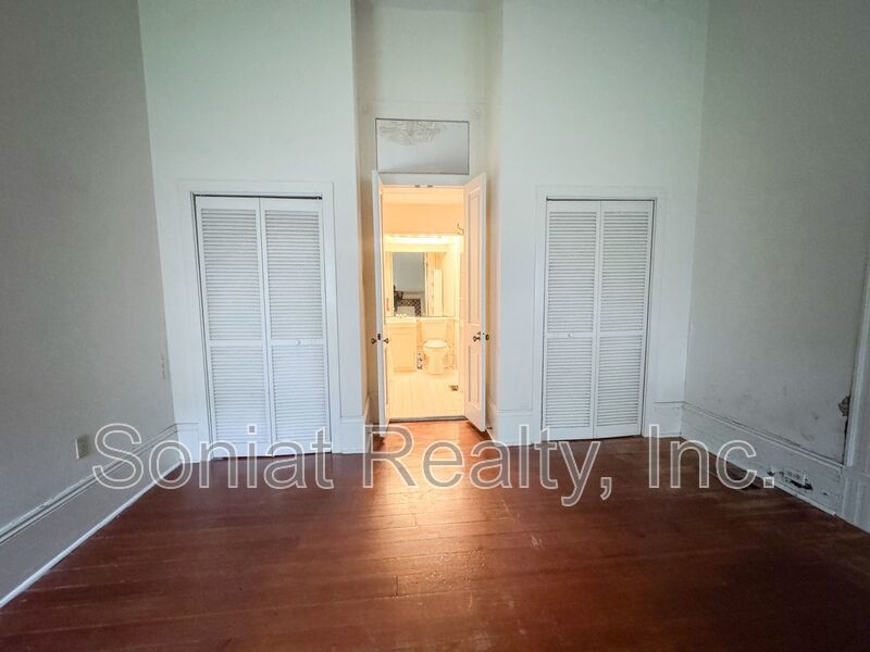 High Ceilings & Spacious- 1 Bedroom 1 Bath in Garden District property image