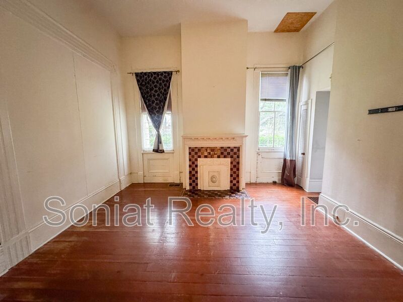 High Ceilings & Spacious- 1 Bedroom 1 Bath in Garden District property image