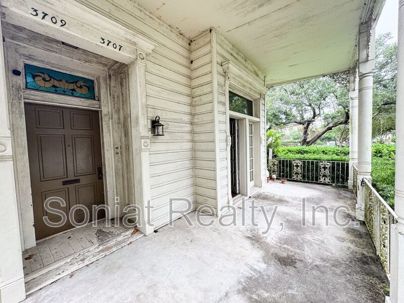 High Ceilings & Spacious- 1 Bedroom 1 Bath in Garden District property image