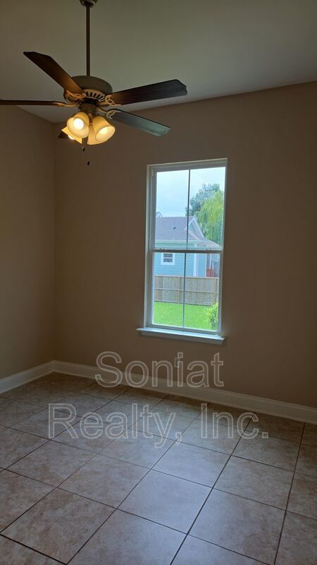 Accepts Vouchers-Welcome to Dixon Neighborhood property image