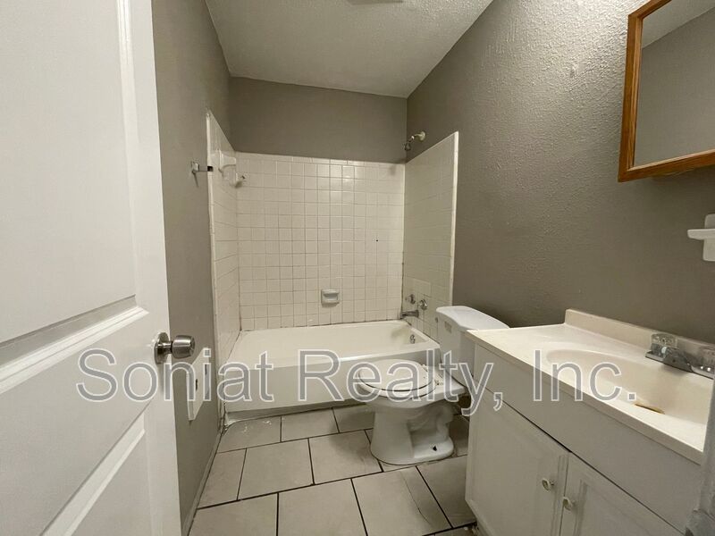 Accepts Vouchers-Spacious 3-bedroom 2 bath apartment. Only $500 Security Deposit. property image