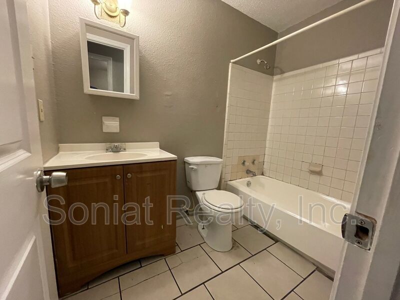 Accepts Vouchers-Spacious 3-bedroom 2 bath apartment. Only $500 Security Deposit. property image