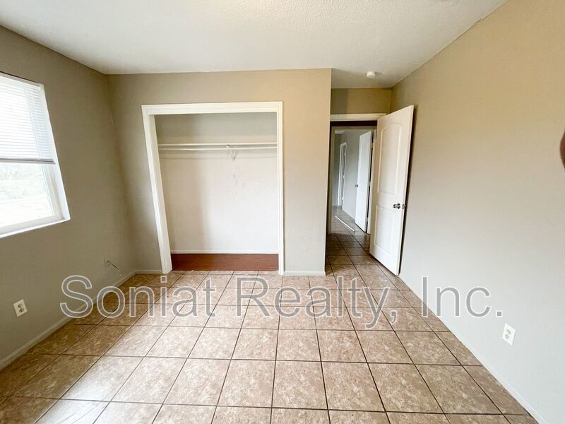 Accepts Vouchers-Spacious 3-bedroom 2 bath apartment. Only $500 Security Deposit. property image