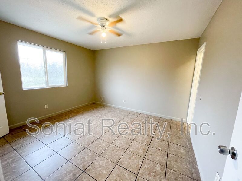 Accepts Vouchers-Spacious 3-bedroom 2 bath apartment. Only $500 Security Deposit. property image
