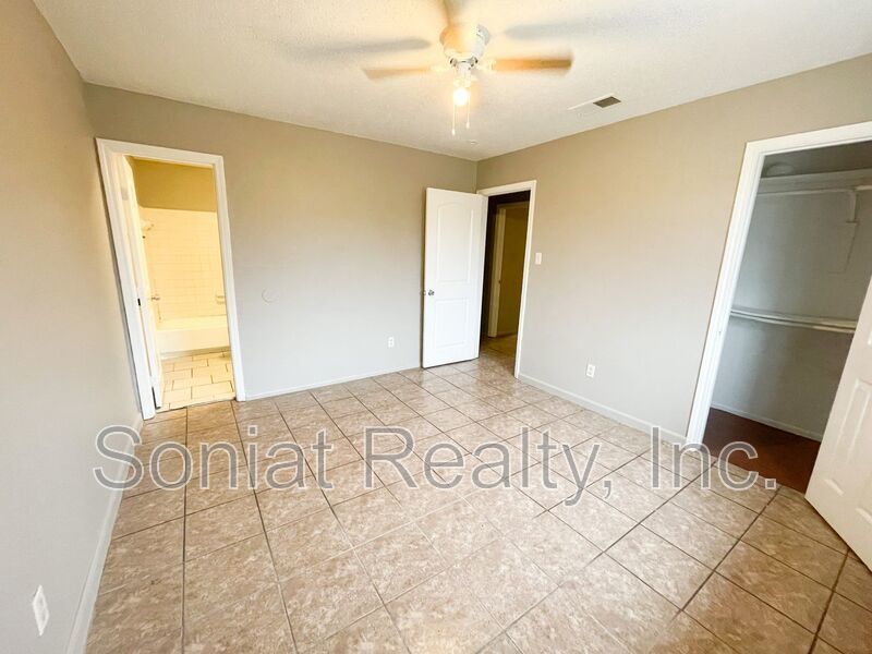 Accepts Vouchers-Spacious 3-bedroom 2 bath apartment. Only $500 Security Deposit. property image