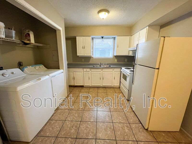 Accepts Vouchers-Spacious 3-bedroom 2 bath apartment. Only $500 Security Deposit. property image