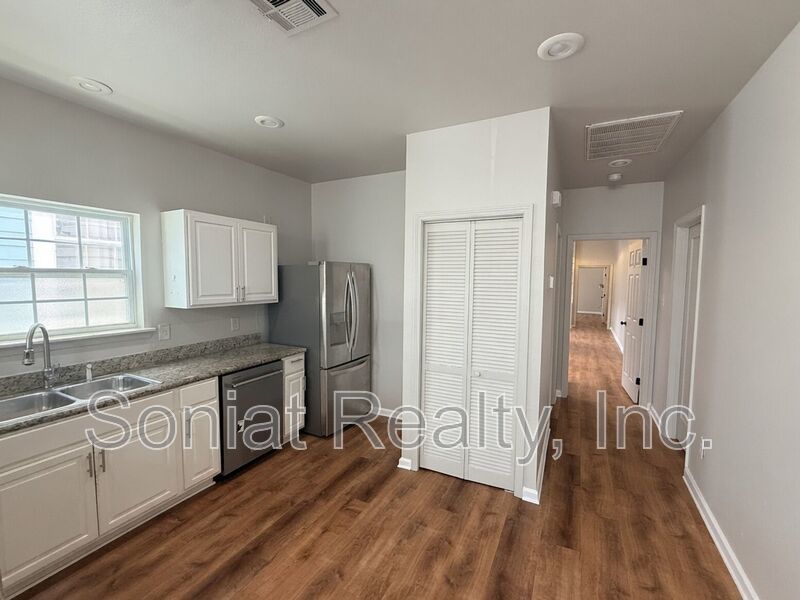 Vouchers Accepted - Renovated 3BR with modern kitchen, central AC, W/D, Near the French Quarter property image