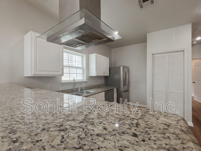 Vouchers Accepted - Renovated 3BR with modern kitchen, central AC, W/D, Near the French Quarter property image