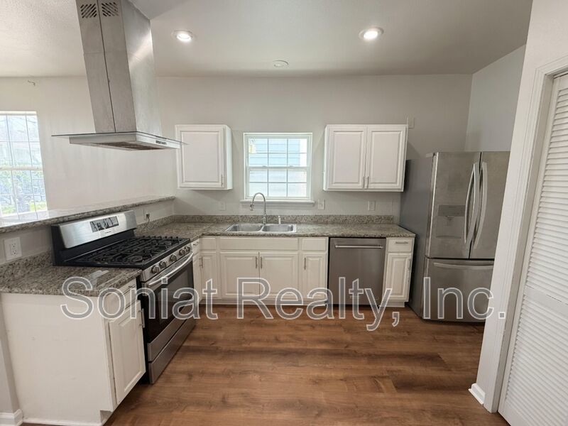 Vouchers Accepted - Renovated 3BR with modern kitchen, central AC, W/D, Near the French Quarter property image