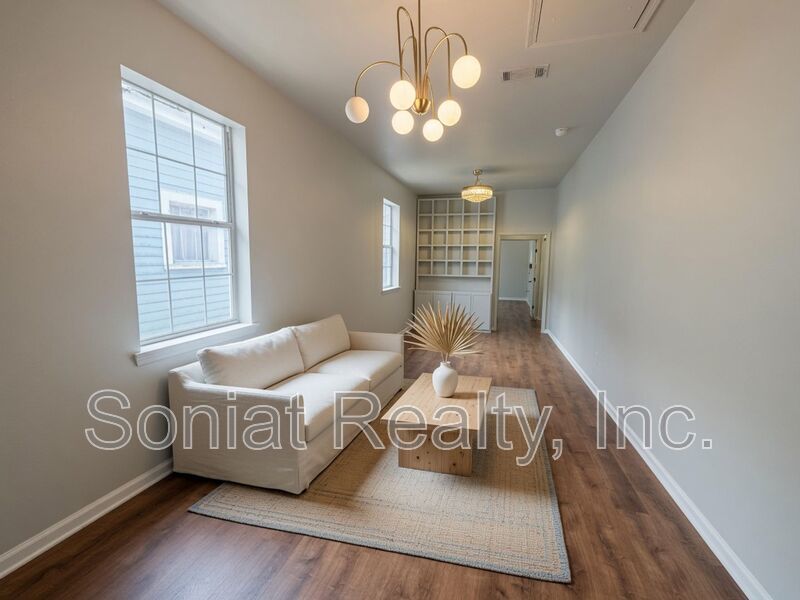 Vouchers Accepted - Renovated 3BR with modern kitchen, central AC, W/D, Near the French Quarter property image