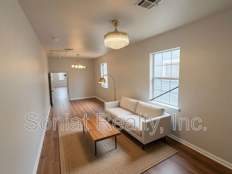 Vouchers Accepted - Renovated 3BR with modern kitchen, central AC, W/D, Near the French Quarter property image