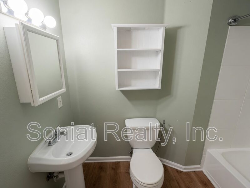 Vouchers Accepted - Renovated 3BR with modern kitchen, central AC, W/D, Near the French Quarter property image