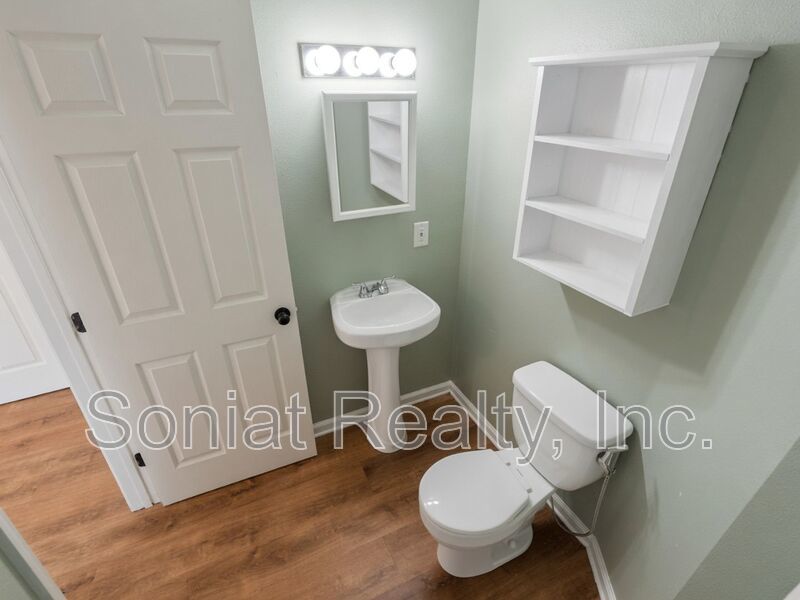 Vouchers Accepted - Renovated 3BR with modern kitchen, central AC, W/D, Near the French Quarter property image