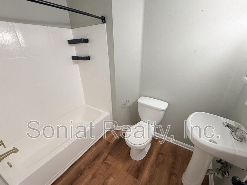 Vouchers Accepted - Renovated 3BR with modern kitchen, central AC, W/D, Near the French Quarter property image