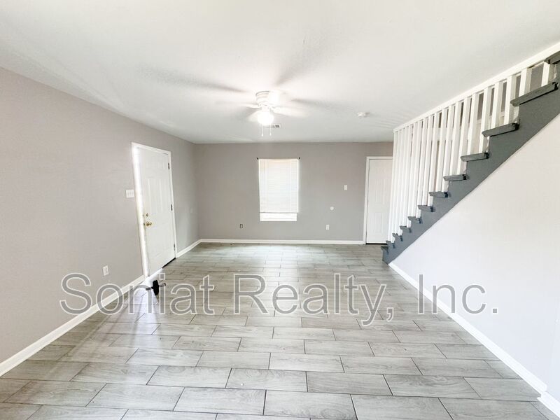 Vouchers Accepted-Large 3 bedroom 2.5 Bath Apartment property image